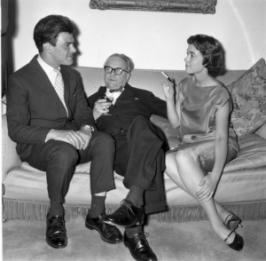 24th June 1958: American thriller writer Raymond Chandler (1888 - 1959), centre, at a party in Portman Square, London. On either side of him are publisher Anthony Blond (1928 - 2008) and Blond's wife Charlotte. (Photo by Evening Standard/Getty Images)